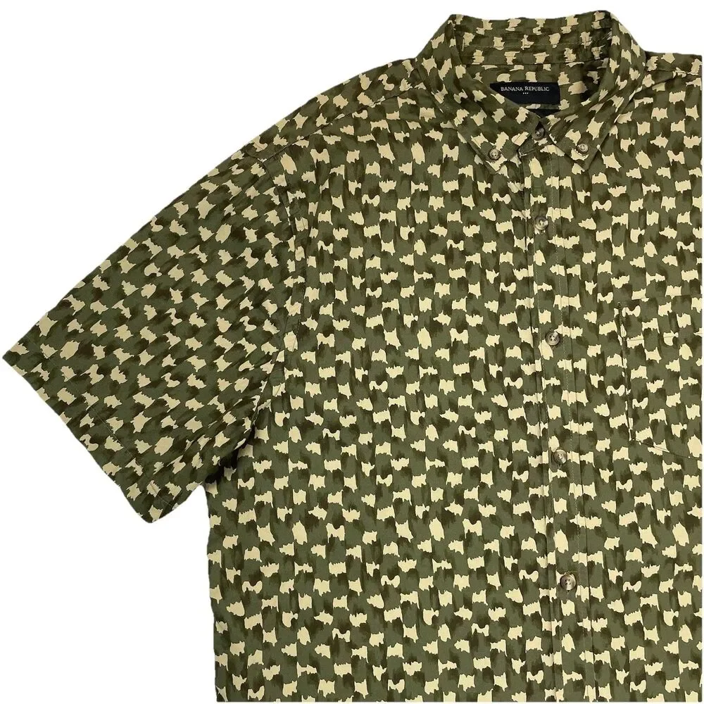 Banana Republic Men’s Short Sleeve Button Up Camouflage Shirt-L